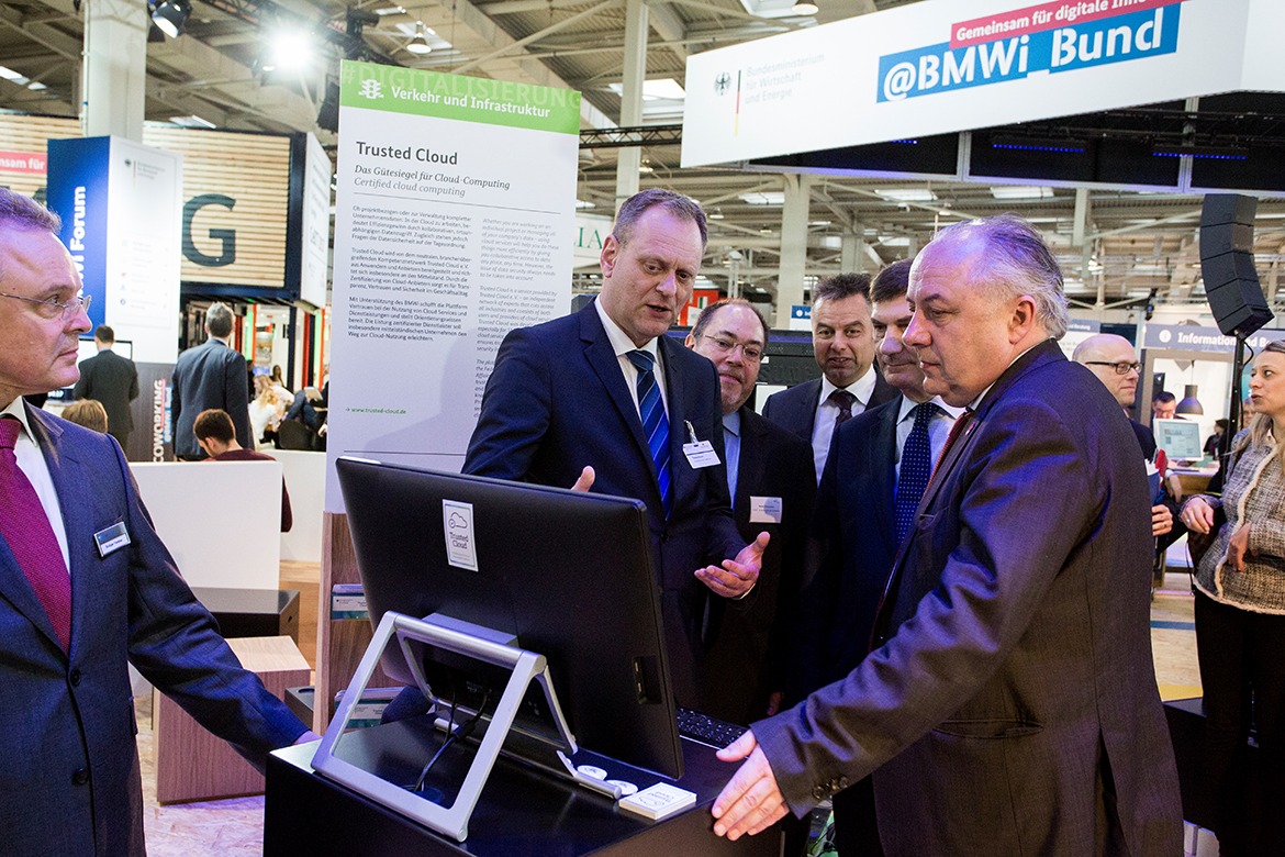 EU Vizepräsident, Andrus Ansip und Staatssekretär im Bundesministerium für Wirtschaft und Energie, Matthias Machnig  im Gespräch mit Thomas Niessen, Geschäftsführer des Kompetenznetzwerkes Trusted Cloud e. V. © BMWi/Janssen 