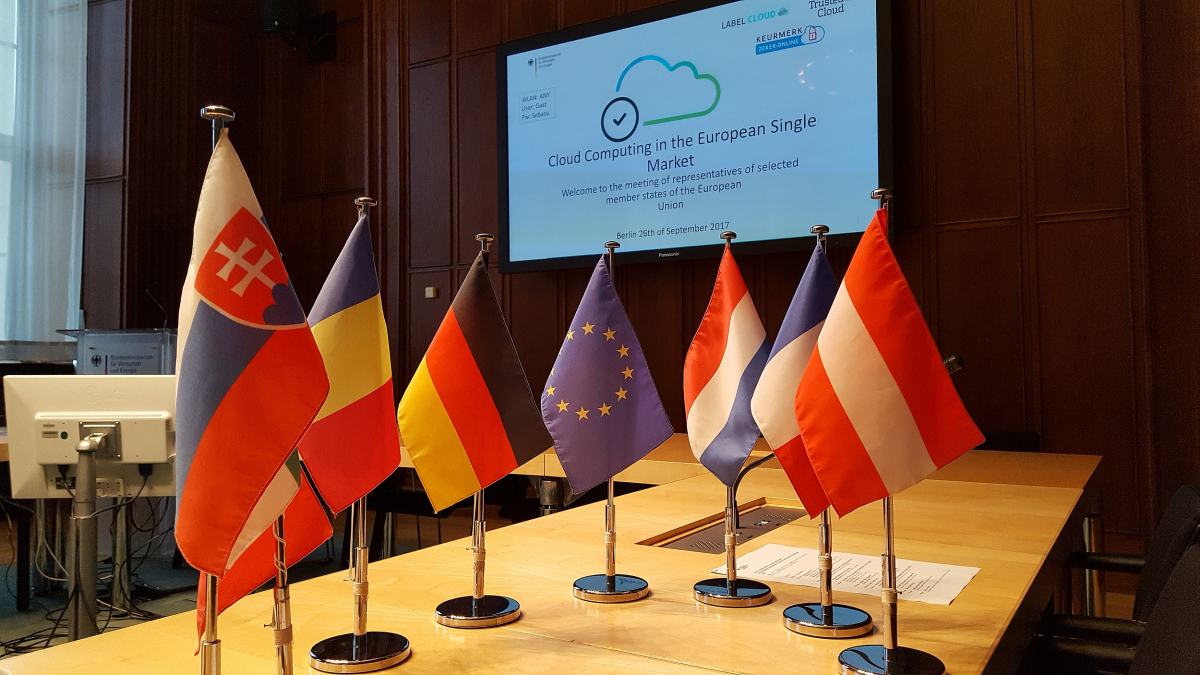 Tischflaggen des Treffens europäischer Regierungsvertreter und Cloud Label-Initiativen am 26.09.2017