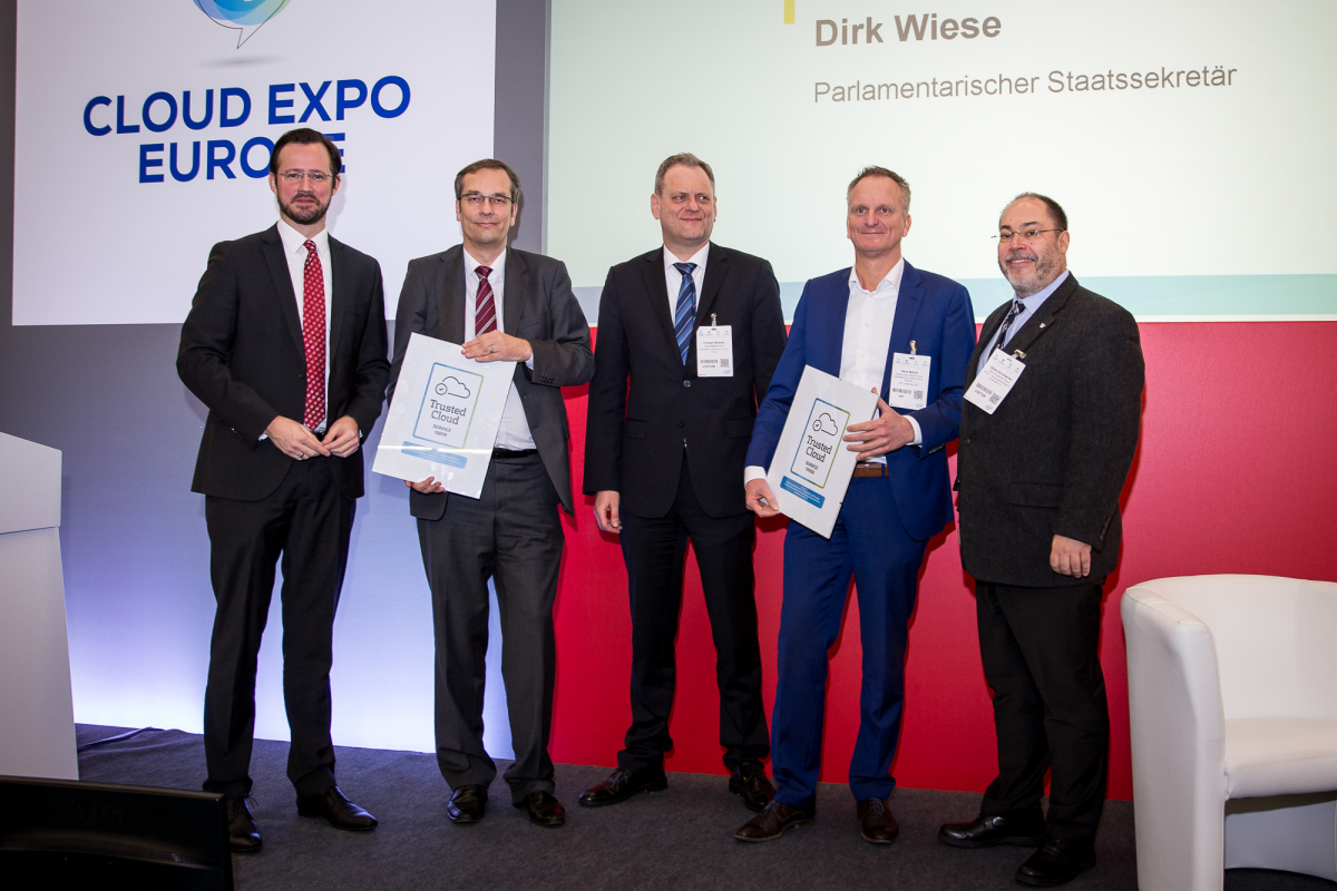 Von links nach rechts: Dirk Wiese (Parlamentarischer Staatssekretär bei der Bundesministerin für Wirtschaft und Energie), Holger Klewe, (Geschäftsführer 4Com GmbH & Co. KG), Thomas Niessen (Geschäftsführer Trusted Cloud), Hans Nijholt (Head of Global Product Management Server, 1&1 Internet SE), Stefan Schumacher (Vorstandsvorsitzender des Kompetenznetzwerks Trusted Cloud e. V.)