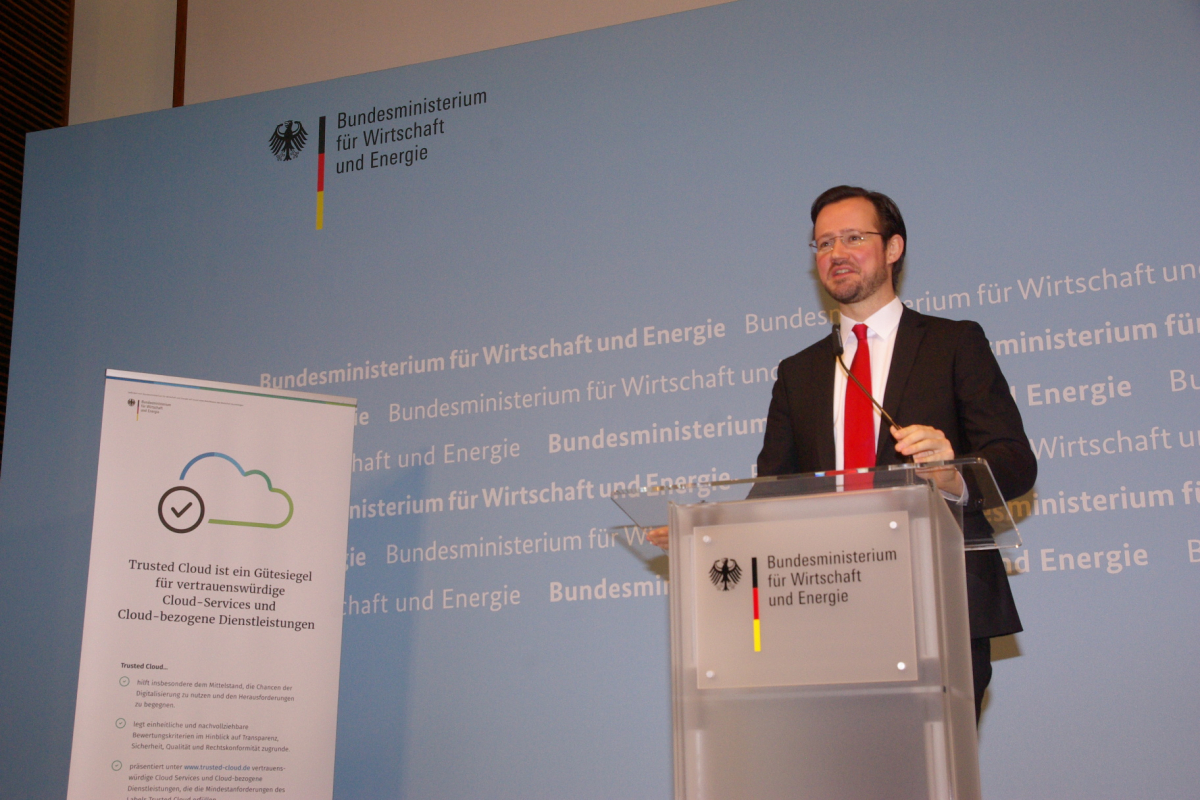 Der Parlamentarische Staatssekretär bei der Bundesministerin für Wirtschaft und Energie Dirk Wiese auf der Trusted Cloud Lounge am 17.01.2018