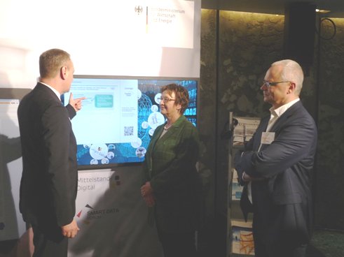 Im Gespräch mit Thomas Niessen (l.), Geschäftsführer von Trusted Cloud: Brigitte Zypries (m.), Parlamentarische Staatsekretärin beim Bundesminister für Wirtschaft und Energie gemeinsam mit Dr. Thomas Endres (r.), Vorsitzender des Präsidiums VOICE-Bundesverband der IT-Anwender e. V. am Stand von Trusted Cloud auf dem IT-Gipfel 2016.