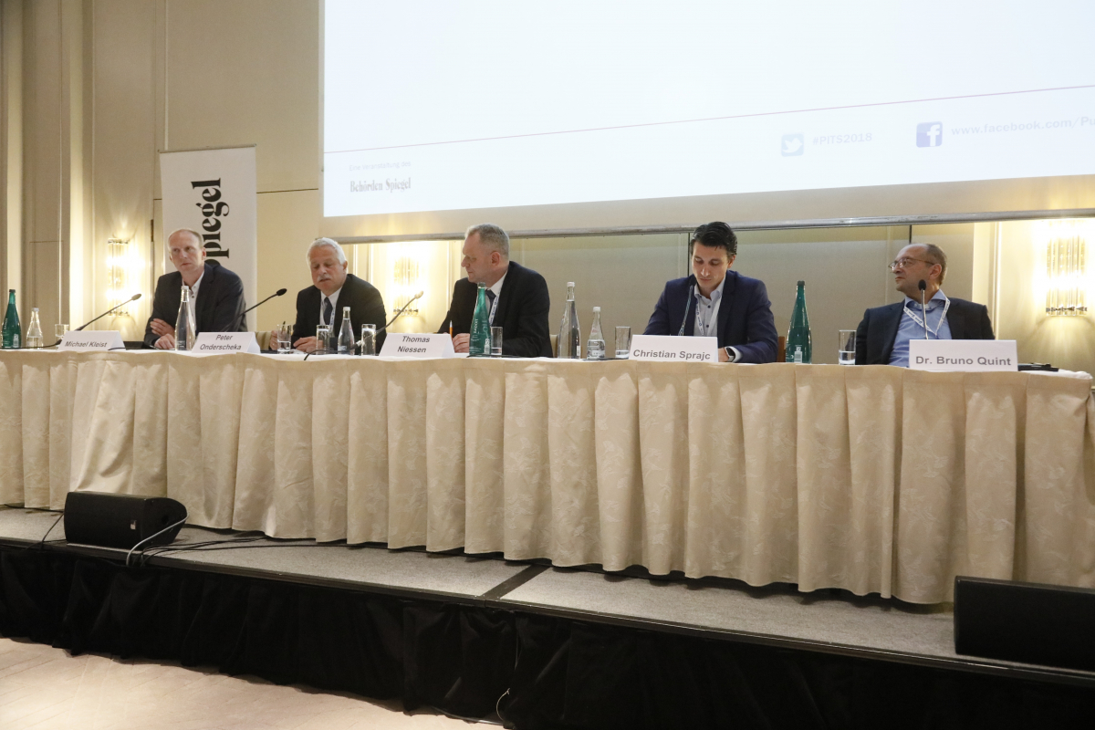 Die Podiumsteilnehmer v. l. n. r.: Michael Kleist, Regional Director DACH bei CyberArk; Peter Onderscheka, IT-Management, IT-Strategie und IT-Sicherheit der Landeshauptstadt München; Thomas Niessen, Geschäftsführer des Kompetenznetzwerk Trusted Cloud e.V.; Christian Sprajc, CEO von Powerfolder und Dr. Bruno Quint, Director Cloud Encryption bei Rohde & Schwarz Cybersecurity © Behörden Spiegel/Klaus Dombrowsky